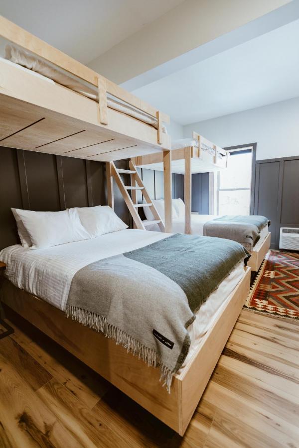 The Flying Steamshovel Inn Rossland Luaran gambar